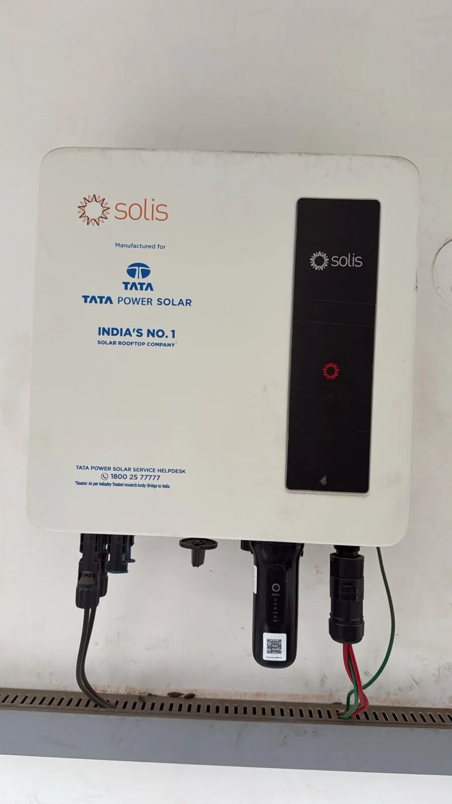 Wall-mounted solar inverter